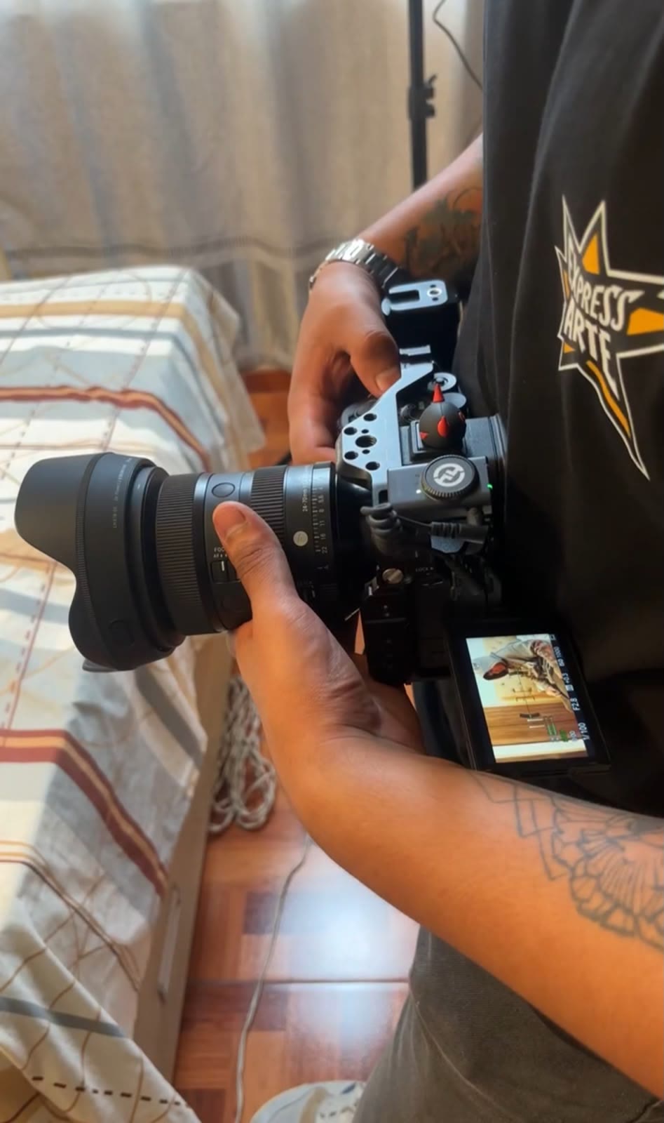 Cámara de cine en mano durante una grabación