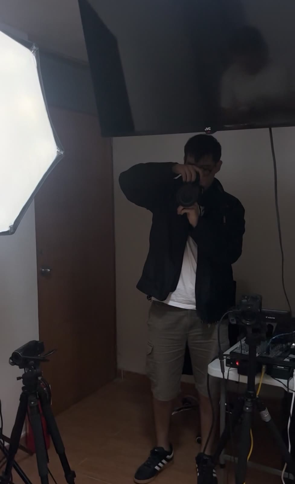 Fotógrafo trabajando en un estudio con luces